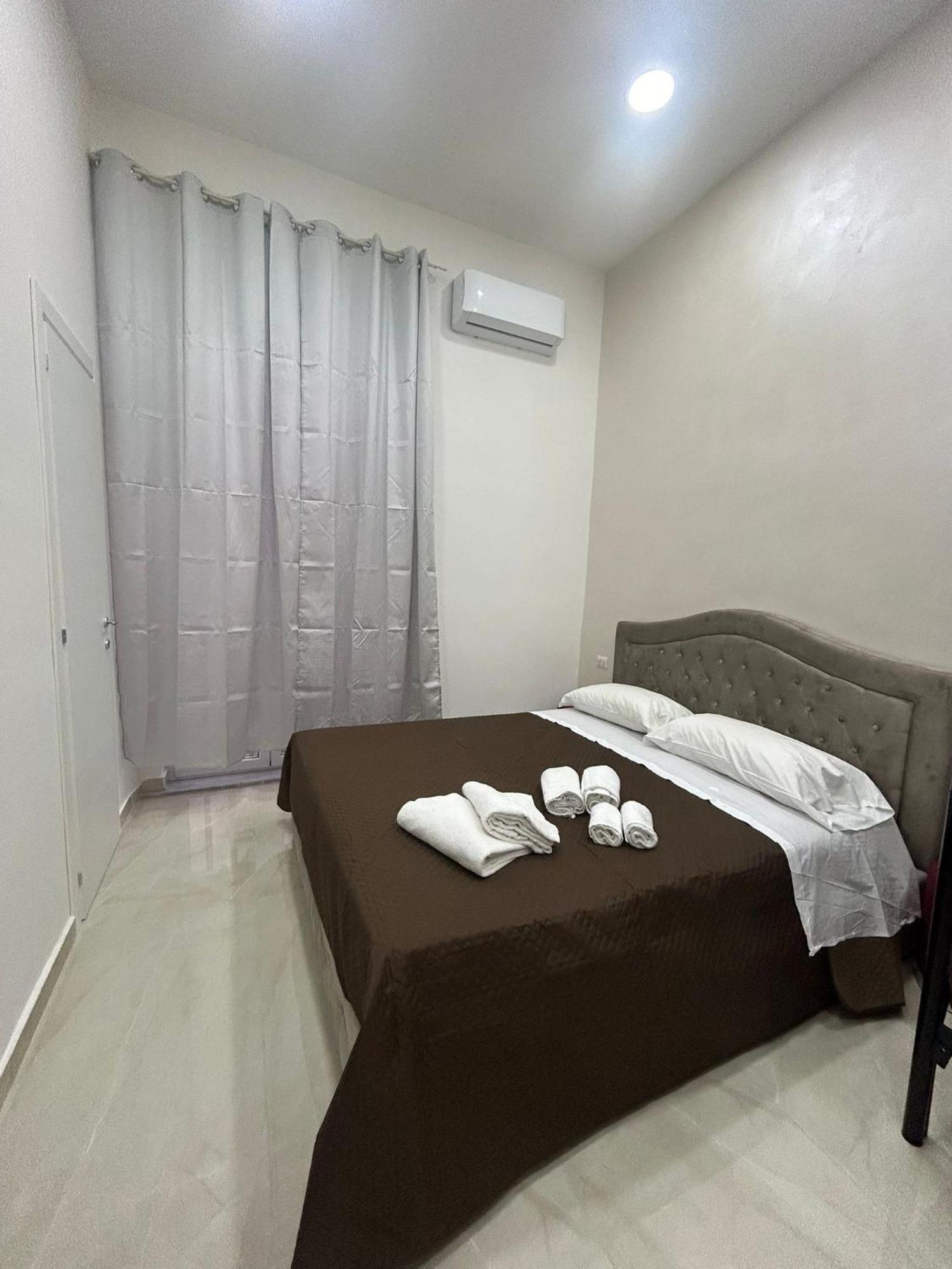 Luxury Rooms Carbonara 95 Naples Exterior photo