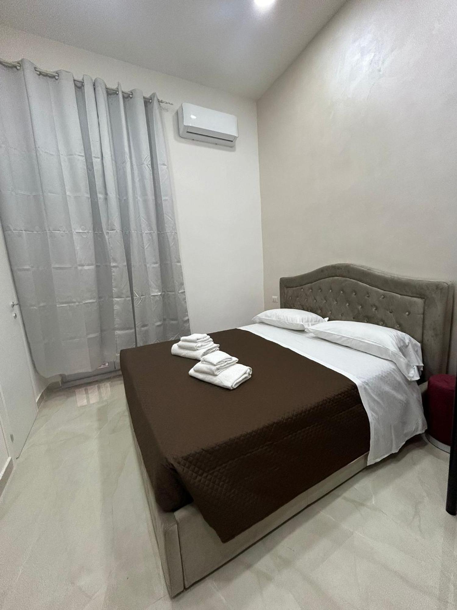 Luxury Rooms Carbonara 95 Naples Exterior photo